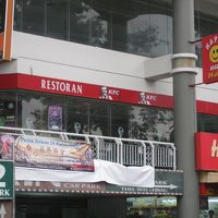 ホテルの隣のケンタッキー・フライドチキン