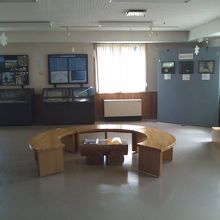 管理棟内の展示スペースの様子