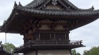 大型のやぐらのような建物です
