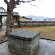 入口を入ってすぐ。井戸のまわりは何もなし