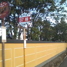 境内の外壁のすぐ脇にあるバス停の様子