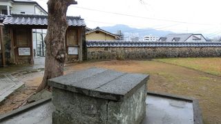 高台から市街を見下ろしたり、季節のお花を楽しんだり