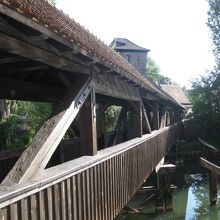 屋根付きの木の橋