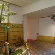 お店前には箱庭がありました