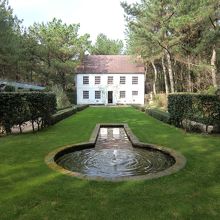 エントランスプラザ（南）の英国式庭園