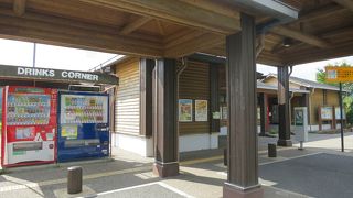 トイレと自販機のみのパーキング