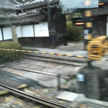 京都へ向かう山越えの途中、線路沿いにお寺が残っていました。
