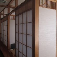 お店に入ると、通路の右側は座敷席です