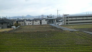 湖岸まで段々になった田圃や畑が見えます