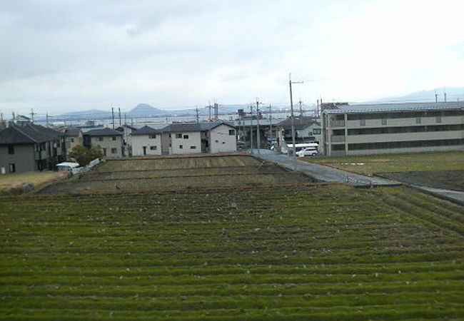 湖岸まで段々になった田圃や畑が見えます
