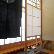 私は、残念ながら通路ビューのテーブル席