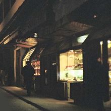 橋の上に並ぶ、宝飾店