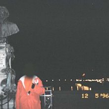 橋の麓に金細工師チェッリーニの銅像、当時南京錠はありません