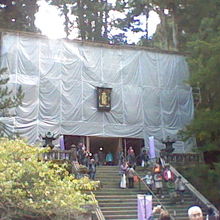 補修中でテントに覆われ、「大猷院」の看板だけ見えました。