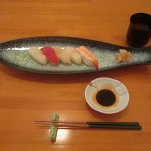 お寿司です…この器は楽しいですね