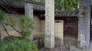 霊巌寺境内の左奥に将軍輔佐となり寛政の改革を行った定信のお墓がありま～す