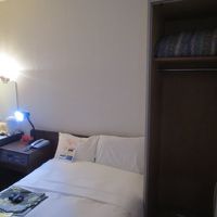 ベッド横にロッカー