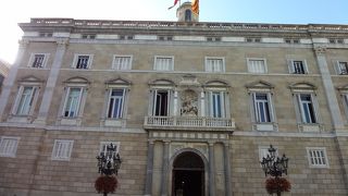 ランブラス通りからカテドラルに向かう途中で観光