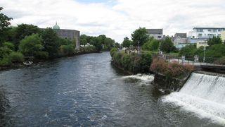 散歩するのに良い美しい川