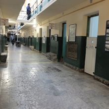 補修が済んだ棟には、監獄だった頃の資料がずらり。