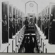 監獄として使われていた当時を示す写真資料の１枚。