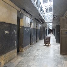 補修がされていない元監獄の棟は鬼気迫る雰囲気。