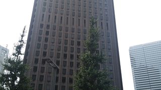 オフィスと飲食店と金融機関等が入っているレンガ色の高層ビル