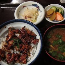 焼き鳥丼　1296円