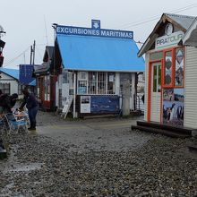 観光桟橋の岸辺には、ビーグル水道クルーズを扱う会社のブースが