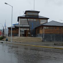 観光桟橋そばには、観光案内所もあって便利。天気情報もあり。