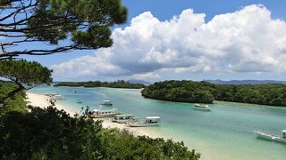 川平湾を高台から眺める
