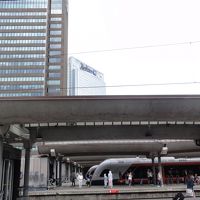 駅に着いたら右手に高くそびえたっています