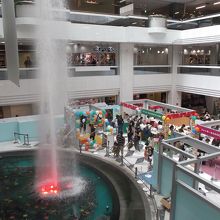 館内・イベントゾーン、噴水