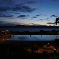 サンセット後、食事をとりながらテラス席より