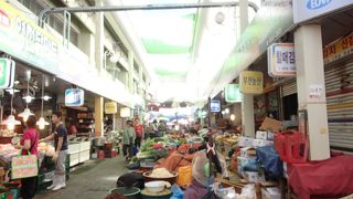 朝早くから開いていますが、飲食店は少なめ。