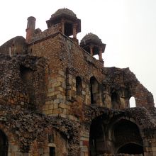 往時の隆盛をしのぶ