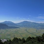 阿蘇五岳と綺麗に区画された水田の眺めが良いです