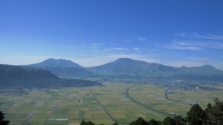 阿蘇五岳と綺麗に区画された水田の眺めが良いです