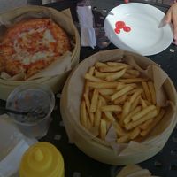 オフザフックのフレンチフライとピザ