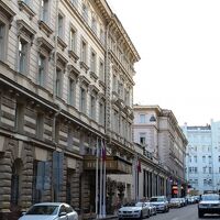 立地は最高です！左手奥の建物１階がメンズバーなのでご注意を！