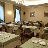 ３階に食堂は７時から１０時３０分まで（落ち着いた雰囲気）