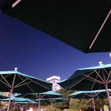 殆どのテーブルにパラソルがありました