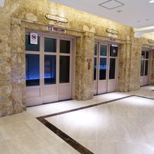 エレベーターで屋上まで上がれます