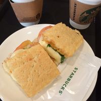 一階はスタバです。日本と違う食べ物があります。