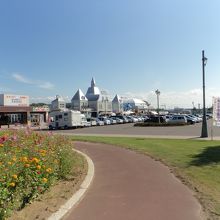 散策路あり、この日は裏も臨時駐車場に