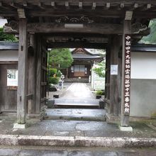 雨上がりの山門・・・静かです