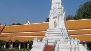 白い美しい塔がある