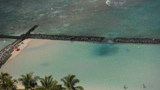 朝のクヒオ・ビーチ、澄明な海と空