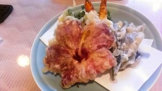 鶏飯とハイビスカスの天ぷら