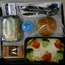 ご飯はまずすぎず、うますぎず。。。